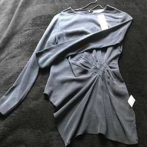 Dark blue longsleeve w cute detail in the front